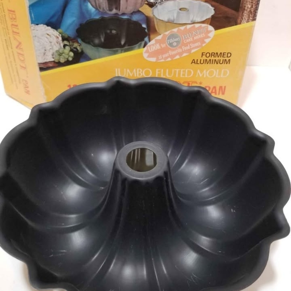 "Vintage" Nordic Ware Jumbo Fluted Bundt Pan In Original Box - Picture 8 of 10